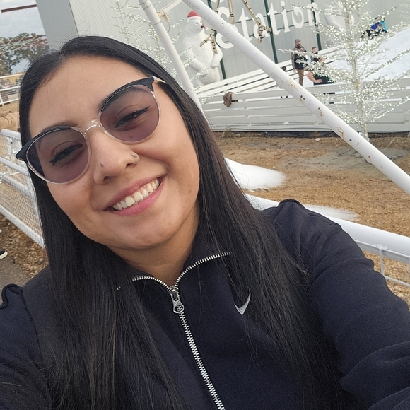 Meet your Posher, Michelle - Picture 1 of 1